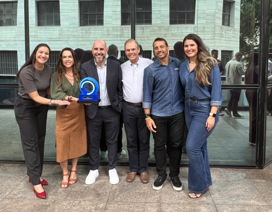 Reconhecimento Amil — equipe Affinity na entrega do troféu — Affinity Corretora