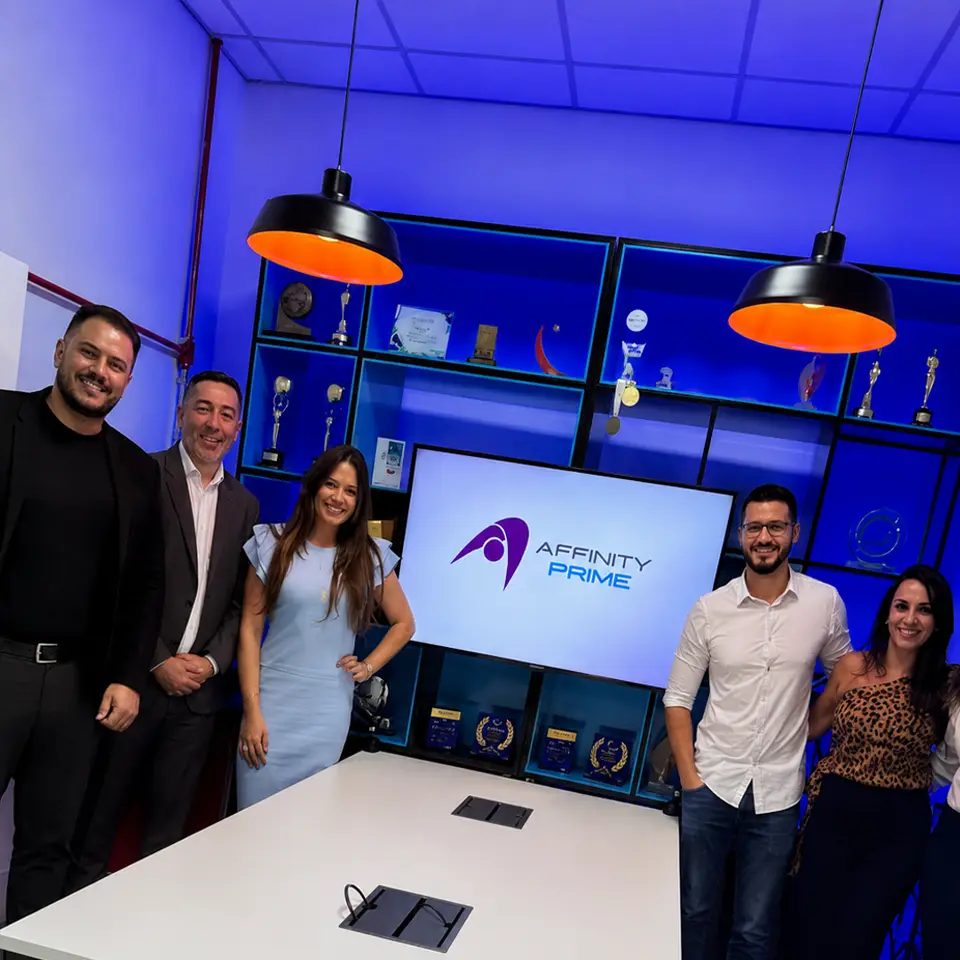 Equipe e parceiros da Affinity reunidos em um encontro